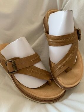 Clarks 'Brynn Madi' tan leather toe post sandals